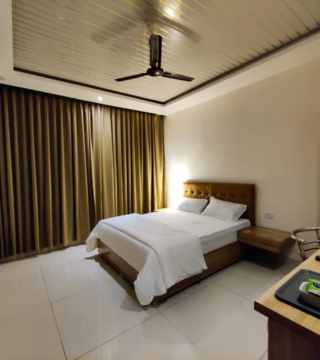 Deluxe Room interior at Hotel Hibiscus Tree